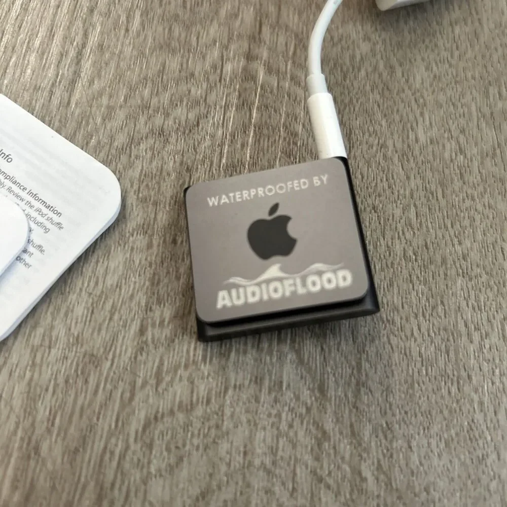 Apple iPod Shuffle 4th Generation Black 2 GB w/ USB Dongle No Power PARTS READ